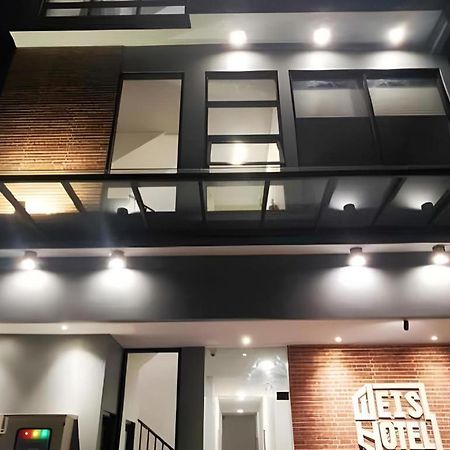 Weis Hotel Simpang Lima Semarang Exterior foto