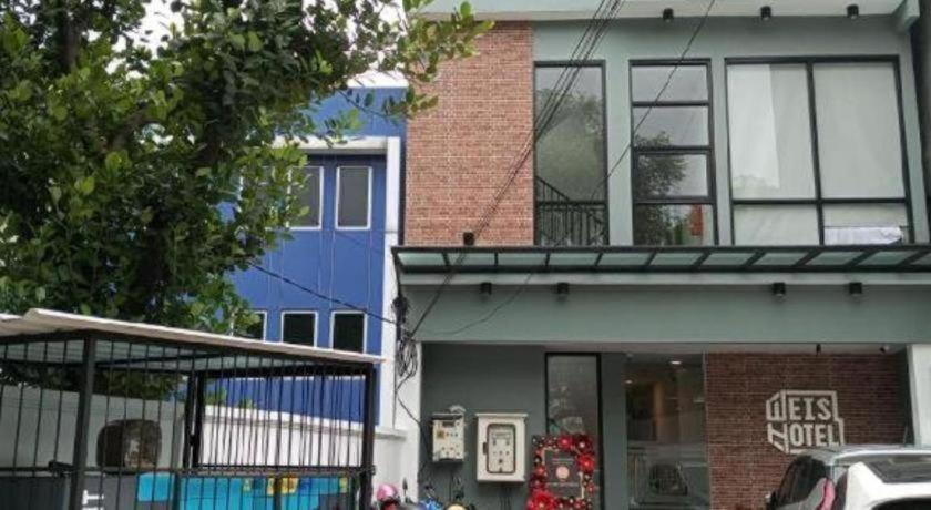Weis Hotel Simpang Lima Semarang Exterior foto